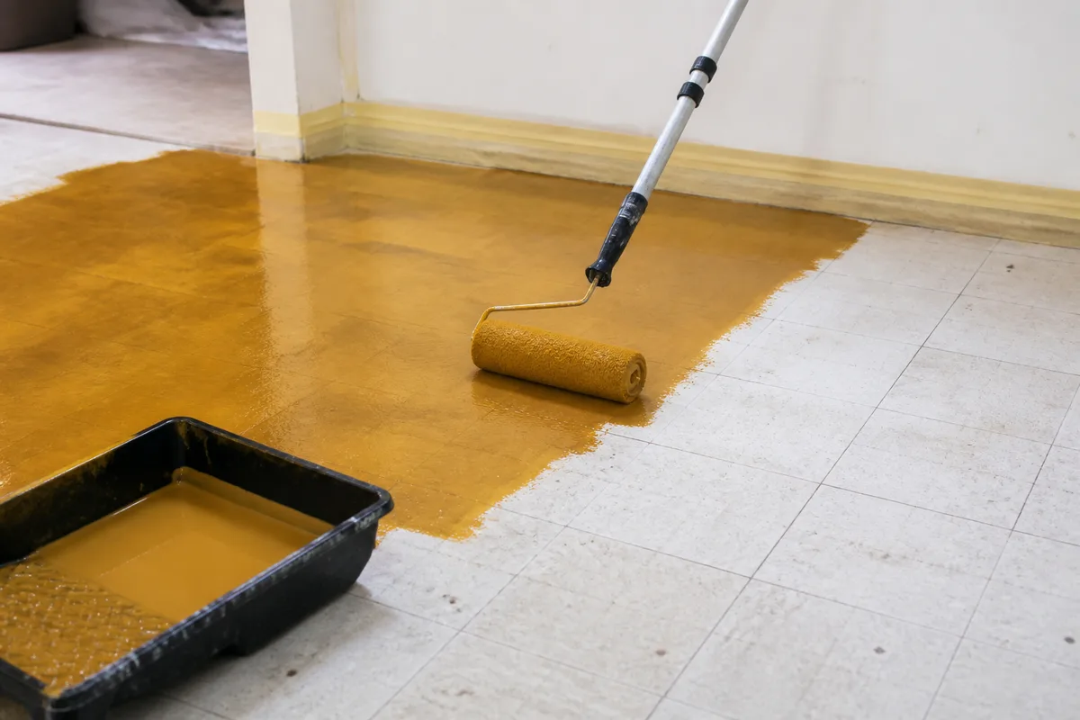 Application au rouleau d un primaire d accrochage teinte sur un ancien carrelage